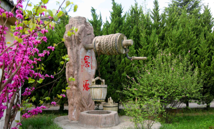 西安鳳棲山墓園北區(qū)可乘坐405、415路公交車抵達(dá)