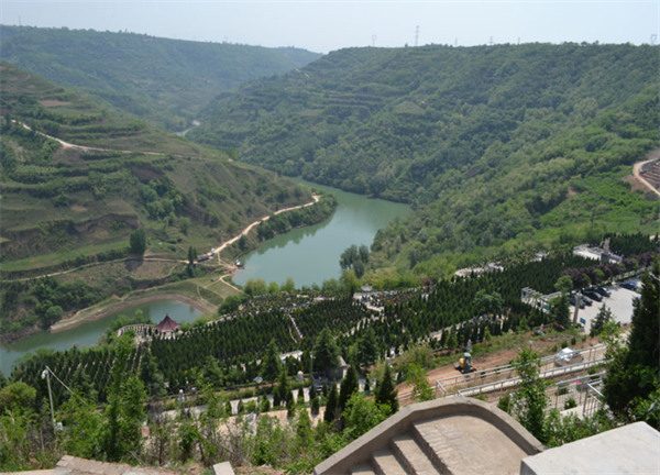 西安高橋墓園有得天獨厚的鯨魚溝風景區