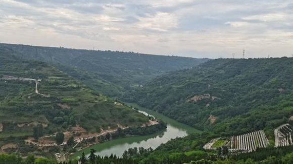 西安高橋墓園位于西安市灞橋區(qū)鯨魚(yú)溝風(fēng)景區(qū)