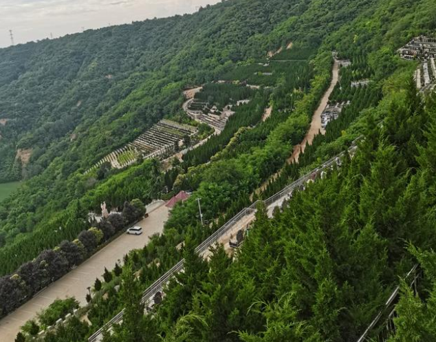 西安高橋墓園位于西安市灞橋區(qū)鯨魚(yú)溝風(fēng)景區(qū)